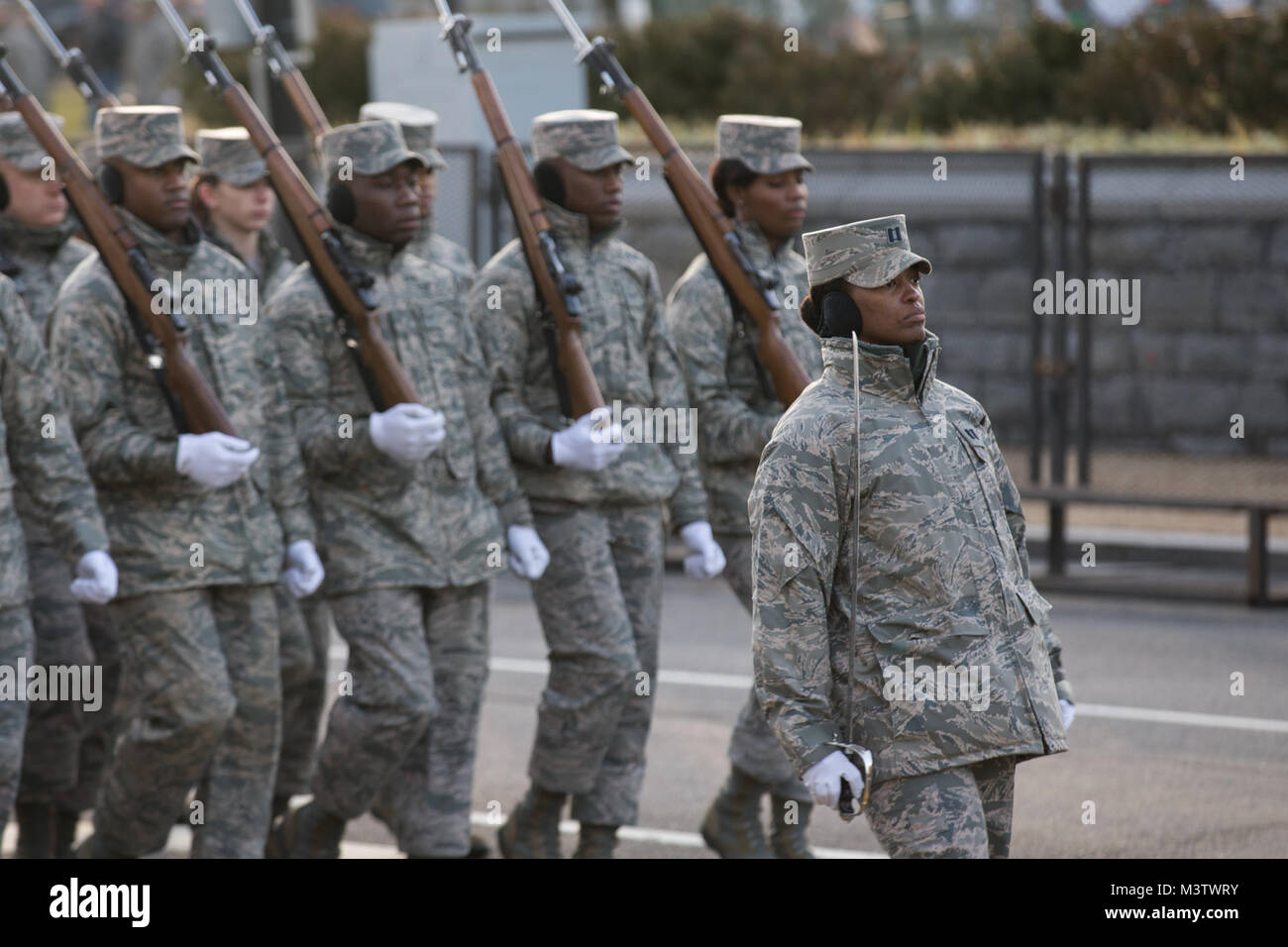 Mitglieder der US Air Force Ehrengarde zeremoniellen Flug März im Verteidigungsministerium Generalprobe für die 58 Präsidenten Amtseinführung in Washington, D.C., 15. Januar 2017. Mehr als 5.000 militärischen Mitgliedern aus über alle Niederlassungen der Streitkräfte der Vereinigten Staaten, einschließlich der Reserve und der National Guard Komponenten, sofern zeremoniellen Unterstützung und Verteidigung Unterstützung der zivilen Behörden bei der Eröffnungs-Periode. (DoD Foto von US Marine Corps Cpl. Timothy Turner) 170115-D-YC 276-0025 durch AirmanMagazine Stockfoto