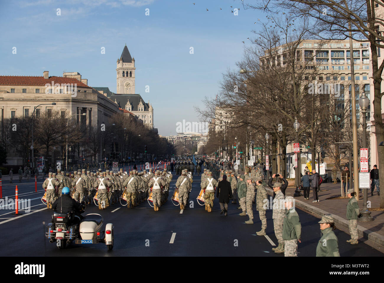 Teilnehmer im Verteidigungsministerium Generalprobe für die 58Th Presidential Eröffnungsfeier März hinunter Pennsylvania Avenue, Washington, D.C., 15. Januar 2017. Mehr als 5.000 militärischen Mitgliedern aus über alle Niederlassungen der Streitkräfte der Vereinigten Staaten, einschließlich der Reserve und der National Guard Komponenten, sofern zeremoniellen Unterstützung und Verteidigung Unterstützung der zivilen Behörden bei der Eröffnungs-Periode. (DoD Foto von US Marine Corps Cpl. Timothy Turner) 170115-D-YC 276-0075 durch AirmanMagazine Stockfoto