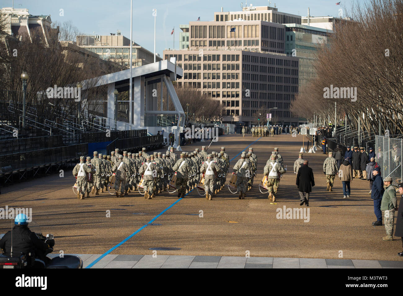 Teilnehmer im Verteidigungsministerium Kleid rehearsalfor der 58th Presidential Eröffnungsfeier marschieren hinter den Präsidentschaftswahlen überprüfungstandplatz vor dem Weißen Haus, Washington, D.C., 15. Januar 2017. Mehr als 5.000 militärischen Mitgliedern aus über alle Niederlassungen der Streitkräfte der Vereinigten Staaten, einschließlich der Reserve und der National Guard Komponenten, sofern zeremoniellen Unterstützung und Verteidigung Unterstützung der zivilen Behörden bei der Eröffnungs-Periode. (DoD Foto von US Marine Corps Cpl. Timothy Turner) 170115-D-YC 276-0096 durch AirmanMagazine Stockfoto
