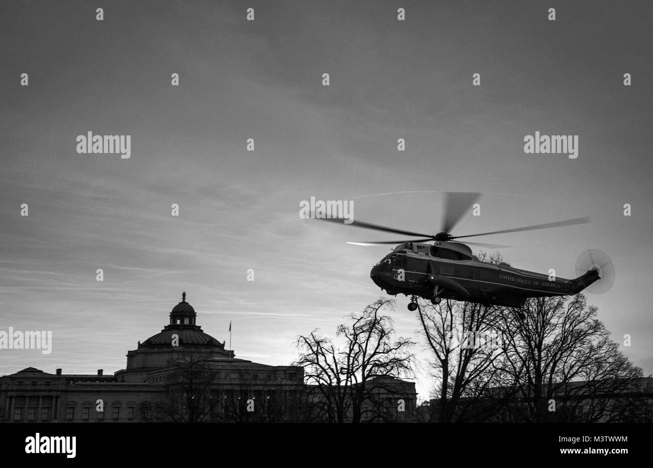 Us Marine fliegt man in Richtung Capitol vor der 58 Präsidentschafts-einweihung in Washington, D.C., Jan. 20, 2017. Mehr als 5.000 militärischen Mitgliedern aus über alle Niederlassungen der Streitkräfte der Vereinigten Staaten, einschließlich der Reserve und der National Guard Komponenten, sofern zeremoniellen Unterstützung und Verteidigung Unterstützung der zivilen Behörden bei der Eröffnungs-Periode. (DoD Foto von US Air Force Staff Sgt. Marianique Santos) 170120-D-NA 975-0119 durch AirmanMagazine Stockfoto