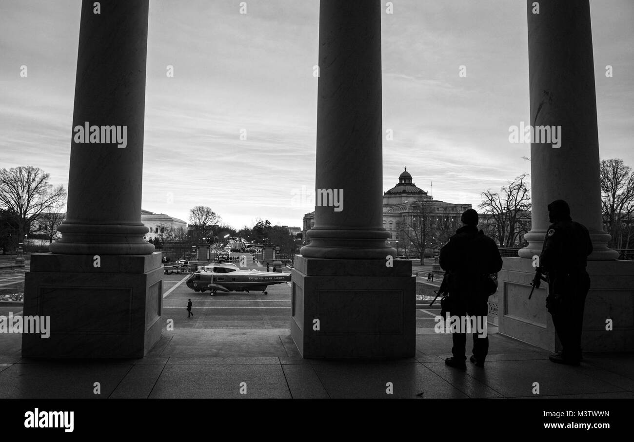 Us Marine landet man an der Ostseite des Capitol vor der 58 Präsidentschafts-einweihung in Washington, D.C., Jan. 20, 2017. Mehr als 5.000 militärischen Mitgliedern aus über alle Niederlassungen der Streitkräfte der Vereinigten Staaten, einschließlich der Reserve und der National Guard Komponenten, sofern zeremoniellen Unterstützung und Verteidigung Unterstützung der zivilen Behörden bei der Eröffnungs-Periode. (DoD Foto von US Air Force Staff Sgt. Marianique Santos) 170120-D-NA 975-0152 durch AirmanMagazine Stockfoto
