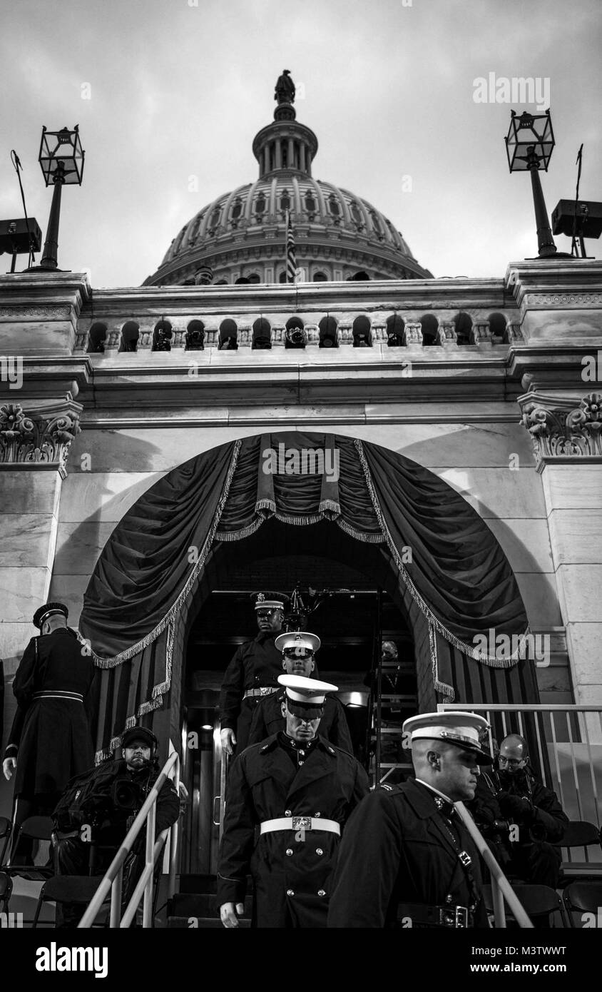 Us-gemeinsamen Dienst feierlich eröffnet für die 58 Präsidentschafts-einweihung in Washington, D.C., Jan. 20, 2017 vorbereiten. Mehr als 5.000 militärischen Mitgliedern aus über alle Niederlassungen der Streitkräfte der Vereinigten Staaten, einschließlich der Reserve und der National Guard Komponenten, sofern zeremoniellen Unterstützung und Verteidigung Unterstützung der zivilen Behörden bei der Eröffnungs-Periode. (DoD Foto von US Air Force Staff Sgt. Marianique Santos) 170120-D-NA 975-0325 durch AirmanMagazine Stockfoto