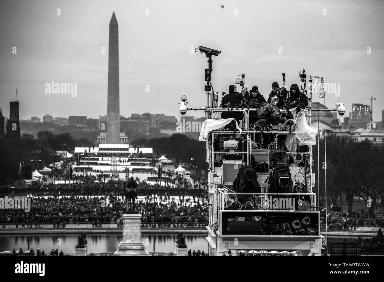 Mitglieder der Medien vorbereiten für die 58 Präsidentschafts-einweihung in Washington, D.C., Jan. 20, 2017. Mehr als 5.000 militärischen Mitgliedern aus über alle Niederlassungen der Streitkräfte der Vereinigten Staaten, einschließlich der Reserve und der National Guard Komponenten, sofern zeremoniellen Unterstützung und Verteidigung Unterstützung der zivilen Behörden bei der Eröffnungs-Periode. (DoD Foto von US Air Force Staff Sgt. Marianique Santos) 170120-D-NA 975-0327 durch AirmanMagazine Stockfoto