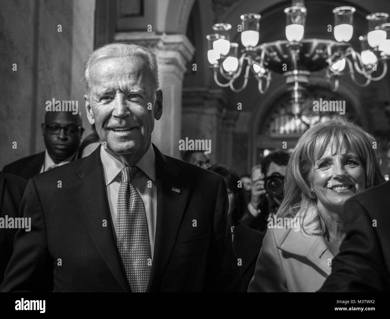 Us-Vizepräsident Joe Biden kommt mit Frau, Dr. Jill Biden, auf der 58 Präsidentschafts-einweihung in Washington, D.C., Jan. 20, 2017. Mehr als 5.000 militärischen Mitgliedern aus über alle Niederlassungen der Streitkräfte der Vereinigten Staaten, einschließlich der Reserve und der National Guard Komponenten, sofern zeremoniellen Unterstützung und Verteidigung Unterstützung der zivilen Behörden bei der Eröffnungs-Periode. (DoD Foto von US Air Force Staff Sgt. Marianique Santos) 170120-D-NA 975-0507 durch AirmanMagazine Stockfoto