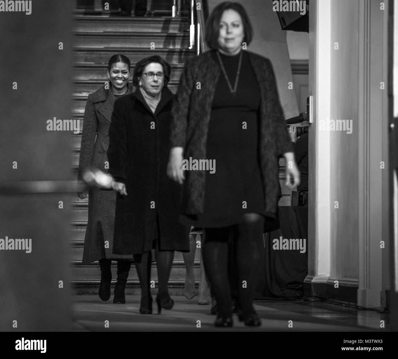 First Lady der USA Michelle Obama Köpfe zum Kapitol Plattform während der 58 Präsidentschafts-einweihung in Washington, D.C., Jan. 20, 2017. Mehr als 5.000 militärischen Mitgliedern aus über alle Niederlassungen der Streitkräfte der Vereinigten Staaten, einschließlich der Reserve und der National Guard Komponenten, sofern zeremoniellen Unterstützung und Verteidigung Unterstützung der zivilen Behörden bei der Eröffnungs-Periode. (DoD Foto von US Air Force Staff Sgt. Marianique Santos) 170120-D-NA 975-0532 durch AirmanMagazine Stockfoto