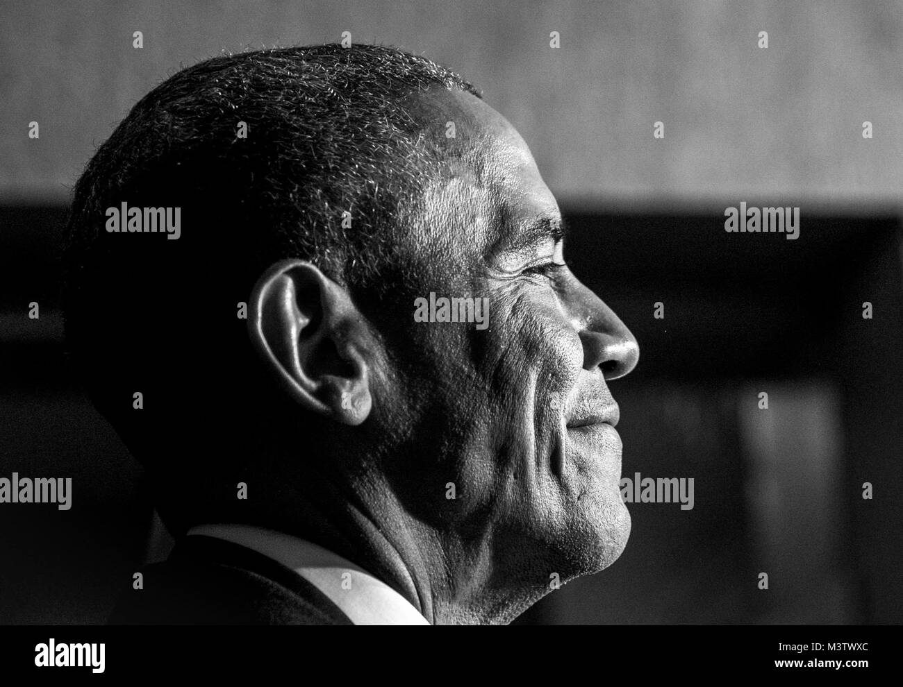 Us-Präsident Barack Obama lächelt als er wartet auf die Plattform während der 58Th Presidential Inauguration in Washington, D.C., Jan. 20, 2017 bekannt gegeben werden. Mehr als 5.000 militärischen Mitgliedern aus über alle Niederlassungen der Streitkräfte der Vereinigten Staaten, einschließlich der Reserve und der National Guard Komponenten, sofern zeremoniellen Unterstützung und Verteidigung Unterstützung der zivilen Behörden bei der Eröffnungs-Periode. (DoD Foto von US Air Force Staff Sgt. Marianique Santos) 170120-D-NA 975-0596 durch AirmanMagazine Stockfoto