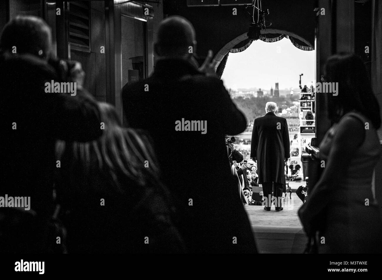 Präsident elect Donald J. Trumpf steht auf der Plattform des Capitol während der 58Th Presidential Inauguration in Washington, D.C., Jan. 20, 2017. Mehr als 5.000 militärischen Mitgliedern aus über alle Niederlassungen der Streitkräfte der Vereinigten Staaten, einschließlich der Reserve und der National Guard Komponenten, sofern zeremoniellen Unterstützung und Verteidigung Unterstützung der zivilen Behörden bei der Eröffnungs-Periode. (DoD Foto von US Air Force Staff Sgt. Marianique Santos) 170120-D-NA 975-0695 durch AirmanMagazine Stockfoto
