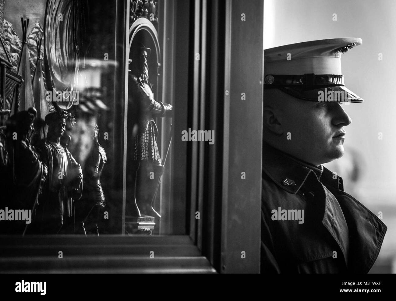 Ein weißes Haus Marine Sentry öffnet die Tür in Richtung Osten vorderen Stufen des Kapitols während der 58Th Presidential Inauguration in Washington, D.C., Jan. 20, 2017. Mehr als 5.000 militärischen Mitgliedern aus über alle Niederlassungen der Streitkräfte der Vereinigten Staaten, einschließlich der Reserve und der National Guard Komponenten, sofern zeremoniellen Unterstützung und Verteidigung Unterstützung der zivilen Behörden bei der Eröffnungs-Periode. (DoD Foto von US Air Force Staff Sgt. Marianique Santos) 170120-D-NA 975-0922 durch AirmanMagazine Stockfoto