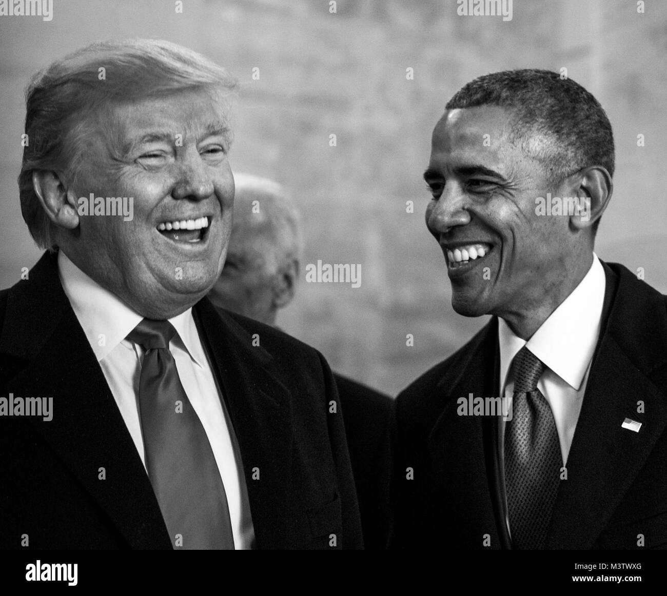 Us-Präsident Donald J. Trumpf und der ehemalige US-Präsident Barack Obama warten Ausfahrt östlich vor der Abreise Zeremonie, während der 58 Präsidentschafts-einweihung in Washington, D.C., Jan. 20, 2017. Mehr als 5.000 militärischen Mitgliedern aus über alle Niederlassungen der Streitkräfte der Vereinigten Staaten, einschließlich der Reserve und der National Guard Komponenten, sofern zeremoniellen Unterstützung und Verteidigung Unterstützung der zivilen Behörden bei der Eröffnungs-Periode. (DoD Foto von US Air Force Staff Sgt. Marianique Santos) 170120-D-NA 975-0958 durch AirmanMagazine Stockfoto