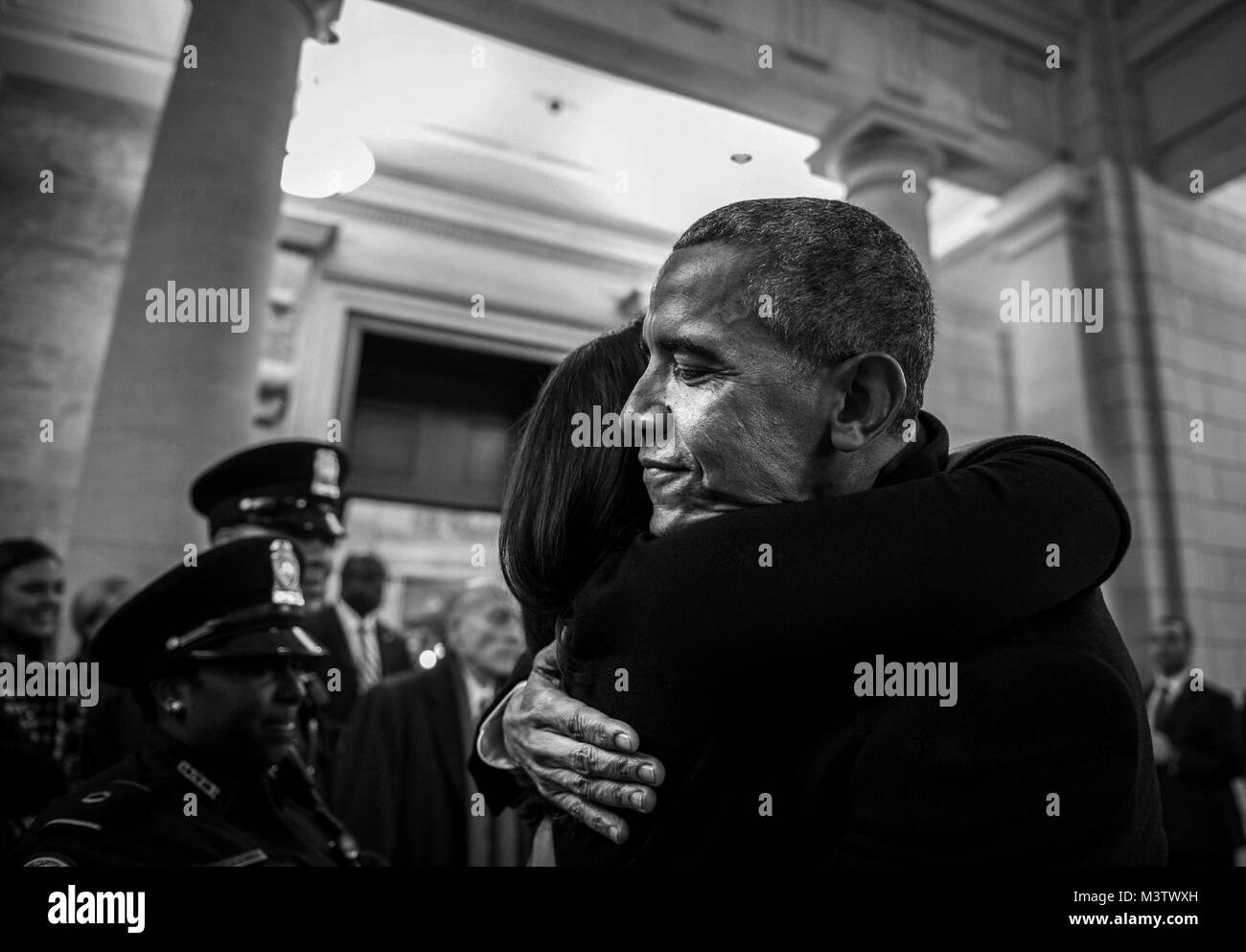 Der frühere US-Präsident Barack Obama umarmt einen seiner Presidential Mitarbeiter vor der Abreise Zeremonie, während der 58 Präsidentschafts-einweihung in Washington, D.C., Jan. 20, 2017. Mehr als 5.000 militärischen Mitgliedern aus über alle Niederlassungen der Streitkräfte der Vereinigten Staaten, einschließlich der Reserve und der National Guard Komponenten, sofern zeremoniellen Unterstützung und Verteidigung Unterstützung der zivilen Behörden bei der Eröffnungs-Periode. (DoD Foto von US Air Force Staff Sgt. Marianique Santos) 170120-D-NA 975-0975 durch AirmanMagazine Stockfoto