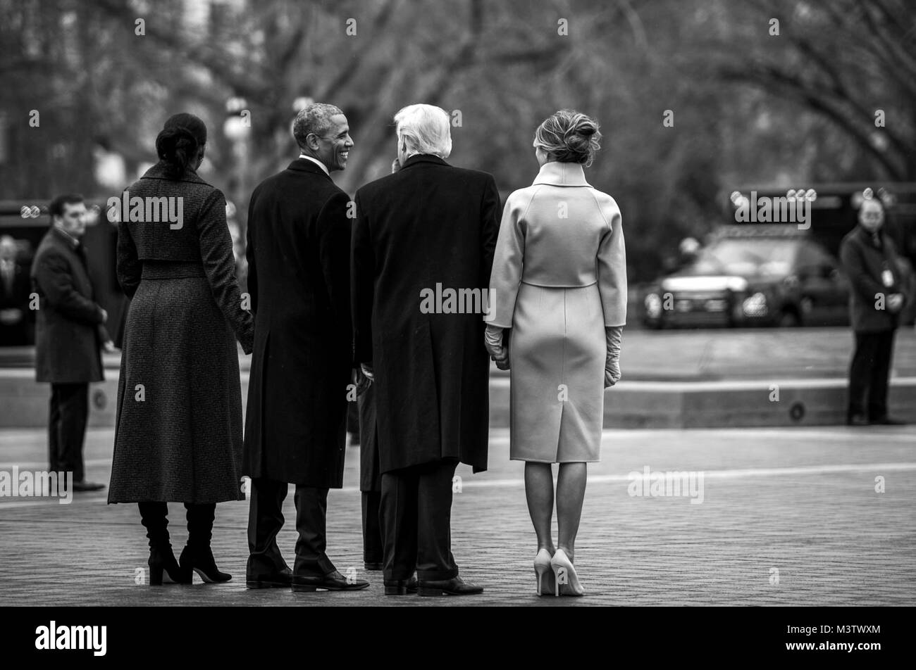 Us-Präsident Donald J. Trumpf, ehemaliger US-Präsident Barack Obama und ihre Frauen zu Fuß in Richtung Marine One während der Abfahrt Zeremonie, während auf der 58 Präsidentschafts-einweihung in Washington, D.C., Jan. 20, 2017. Mehr als 5.000 militärischen Mitgliedern aus über alle Niederlassungen der Streitkräfte der Vereinigten Staaten, einschließlich der Reserve und der National Guard Komponenten, sofern zeremoniellen Unterstützung und Verteidigung Unterstützung der zivilen Behörden bei der Eröffnungs-Periode. (DoD Foto von US Air Force Staff Sgt. Marianique Santos) 170120-D-NA 975-1077 durch AirmanMagazine Stockfoto