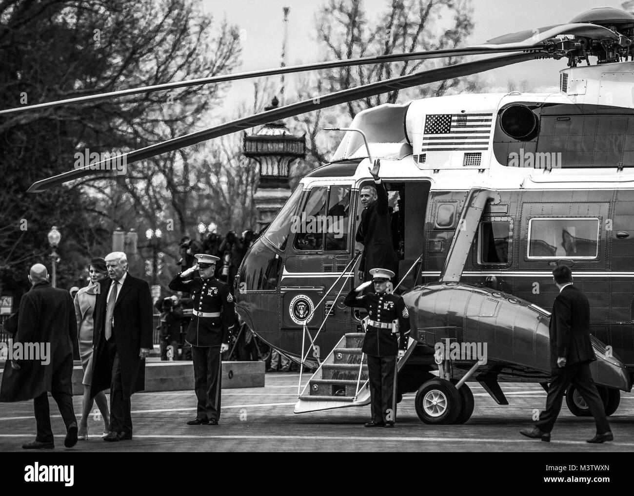 Der frühere US-Präsident Barack Obama Wellen der Gast vor der Abreise von der Ostseite des U.S. Capitol während der abschiedszeremonie auf dem 58 Präsidentschafts-einweihung in Washington, D.C., Jan. 20, 2017. Mehr als 5.000 militärischen Mitgliedern aus über alle Niederlassungen der Streitkräfte der Vereinigten Staaten, einschließlich der Reserve und der National Guard Komponenten, sofern zeremoniellen Unterstützung und Verteidigung Unterstützung der zivilen Behörden bei der Eröffnungs-Periode. (DoD Foto von US Air Force Staff Sgt. Marianique Santos) 170120-D-NA 975-1133 durch AirmanMagazine Stockfoto