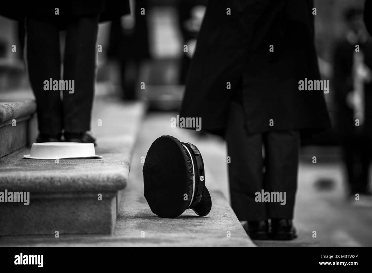 Abdeckungen erhalten Sie Weg als Marine One geblasen nimmt während der abschiedszeremonie auf dem 58 Präsidentschafts-einweihung in Washington, D.C., Jan. 20, 2017. Mehr als 5.000 militärischen Mitgliedern aus über alle Niederlassungen der Streitkräfte der Vereinigten Staaten, einschließlich der Reserve und der National Guard Komponenten, sofern zeremoniellen Unterstützung und Verteidigung Unterstützung der zivilen Behörden bei der Eröffnungs-Periode. (DoD Foto von US Air Force Staff Sgt. Marianique Santos) 170120-D-NA 975-1275 durch AirmanMagazine Stockfoto