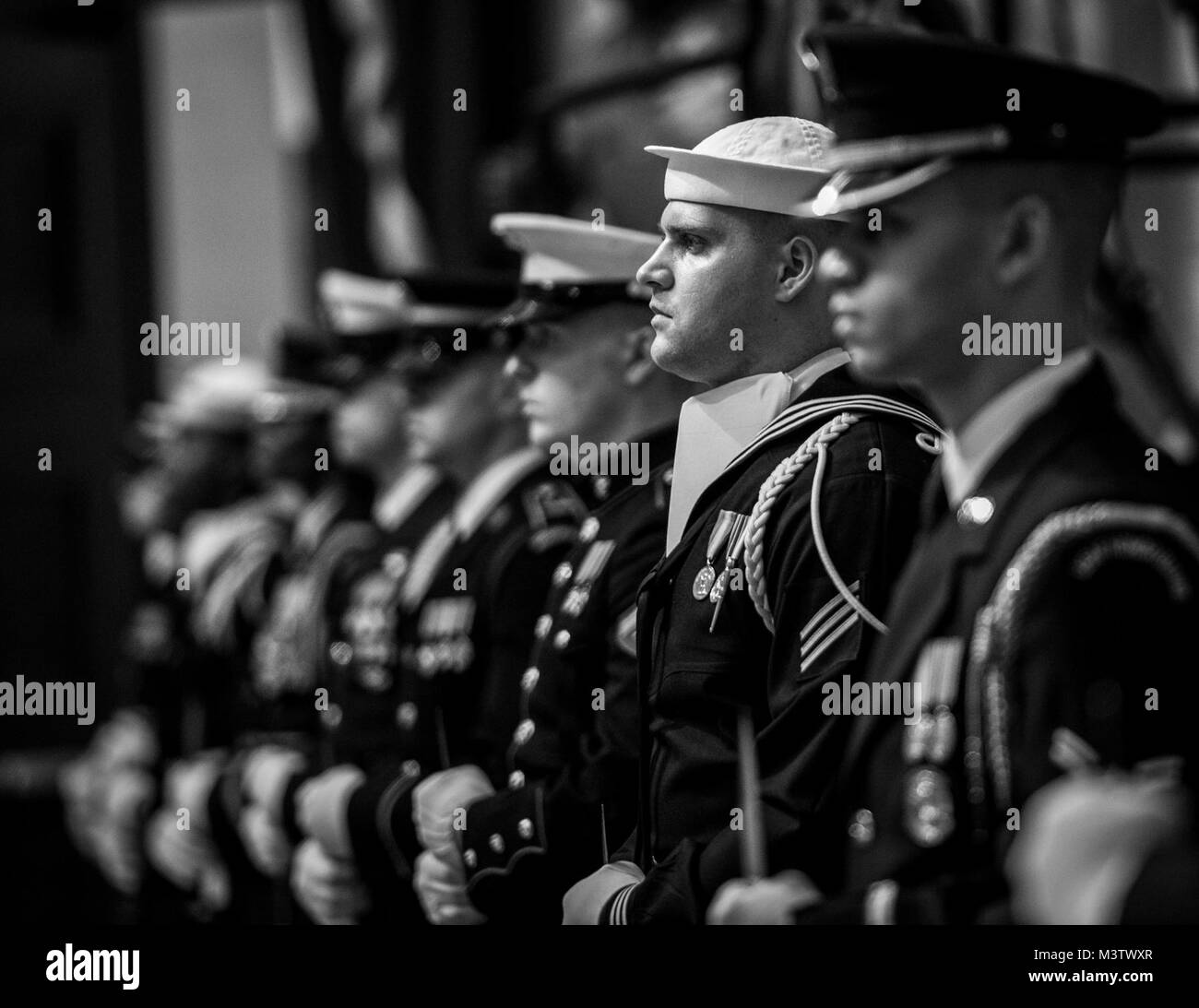 Us-Mitglieder mit der gemeinsamen Streitkräfte Ehrengarde bilden ein Spalier für die Eröffnungs-Mittagessen Gäste während der 58 Präsidentschafts-einweihung in Washington, D.C., Jan. 20, 2017. Mehr als 5.000 militärischen Mitgliedern aus über alle Niederlassungen der Streitkräfte der Vereinigten Staaten, einschließlich der Reserve und der National Guard Komponenten, sofern zeremoniellen Unterstützung und Verteidigung Unterstützung der zivilen Behörden bei der Eröffnungs-Periode. (DoD Foto von US Air Force Staff Sgt. Marianique Santos) 170120-D-NA 975-1351 durch AirmanMagazine Stockfoto