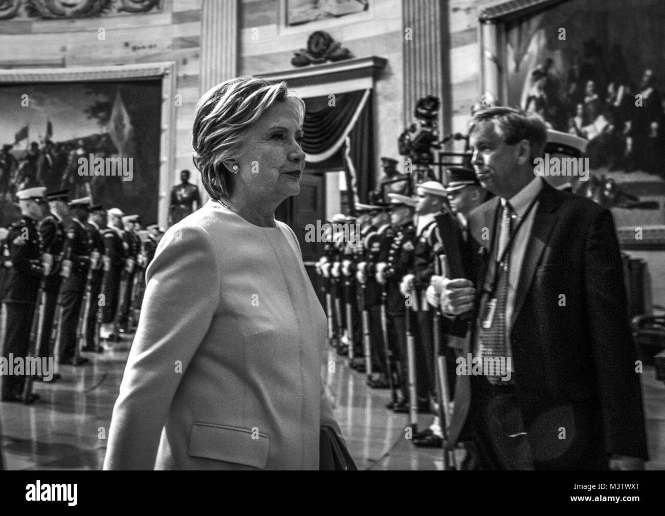 Der frühere US-Präsident Bill Clinton und der frühere Außenminister Hillary Rodham Clinton in Richtung der Eröffnungs-Mittagessen während der 58Th Presidential Inauguration in Washington, D.C., Jan. 20, 2017. Mehr als 5.000 militärischen Mitgliedern aus über alle Niederlassungen der Streitkräfte der Vereinigten Staaten, einschließlich der Reserve und der National Guard Komponenten, sofern zeremoniellen Unterstützung und Verteidigung Unterstützung der zivilen Behörden bei der Eröffnungs-Periode. (DoD Foto von US Air Force Staff Sgt. Marianique Santos) 170120-D-NA 975-1358 durch AirmanMagazine Stockfoto
