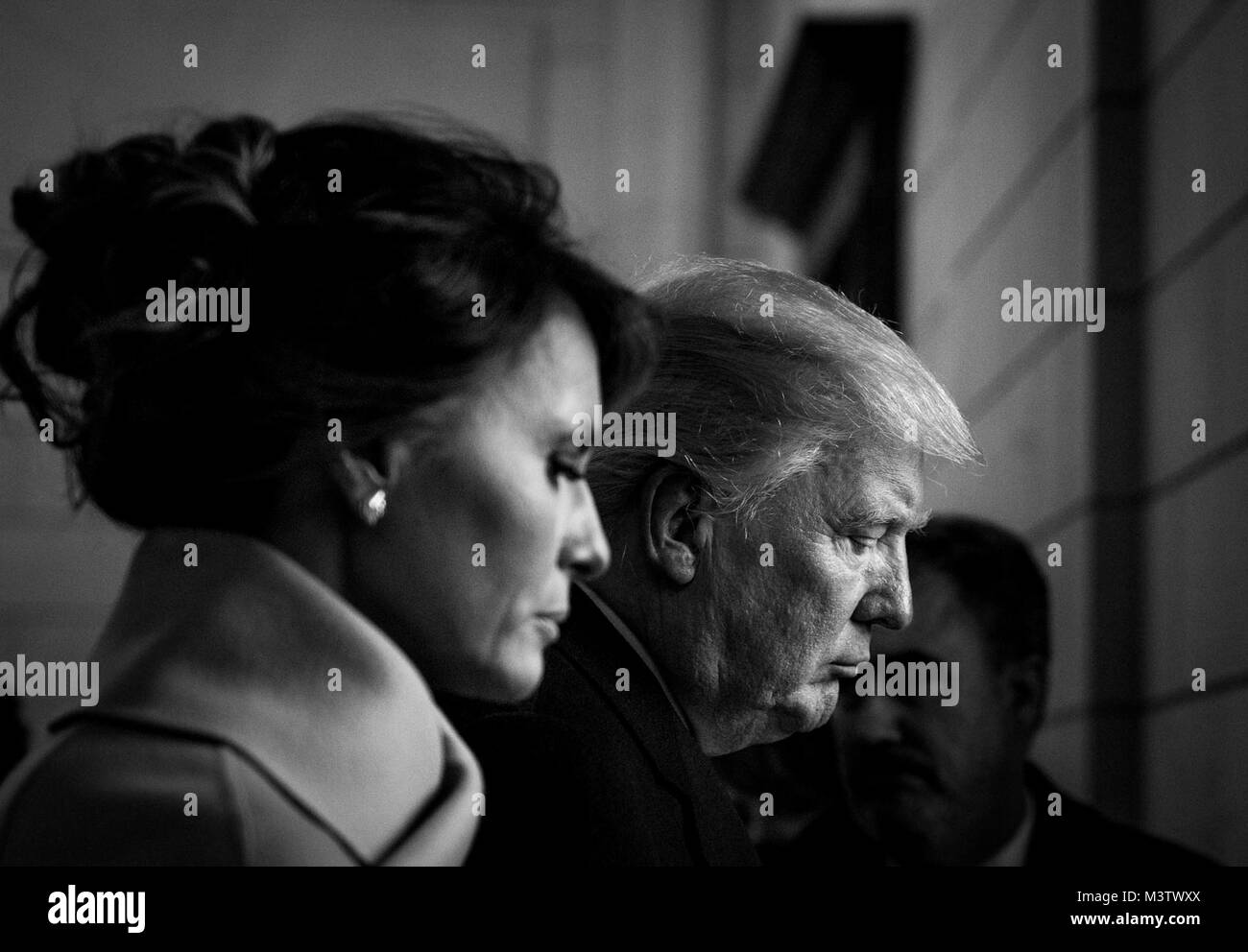 Us-Präsident Donald J. Trumpf und First Lady, Melania Trump, Richtung Osten vorderen Stufen des Kapitols für Revue passieren der Truppen während der 58 Präsidentschafts-einweihung in Washington, D.C., Jan. 20, 2017. Mehr als 5.000 militärischen Mitgliedern aus über alle Niederlassungen der Streitkräfte der Vereinigten Staaten, einschließlich der Reserve und der National Guard Komponenten, sofern zeremoniellen Unterstützung und Verteidigung Unterstützung der zivilen Behörden bei der Eröffnungs-Periode. (DoD Foto von US Air Force Staff Sgt. Marianique Santos) 170120-D-NA 975-1483 durch AirmanMagazine Stockfoto