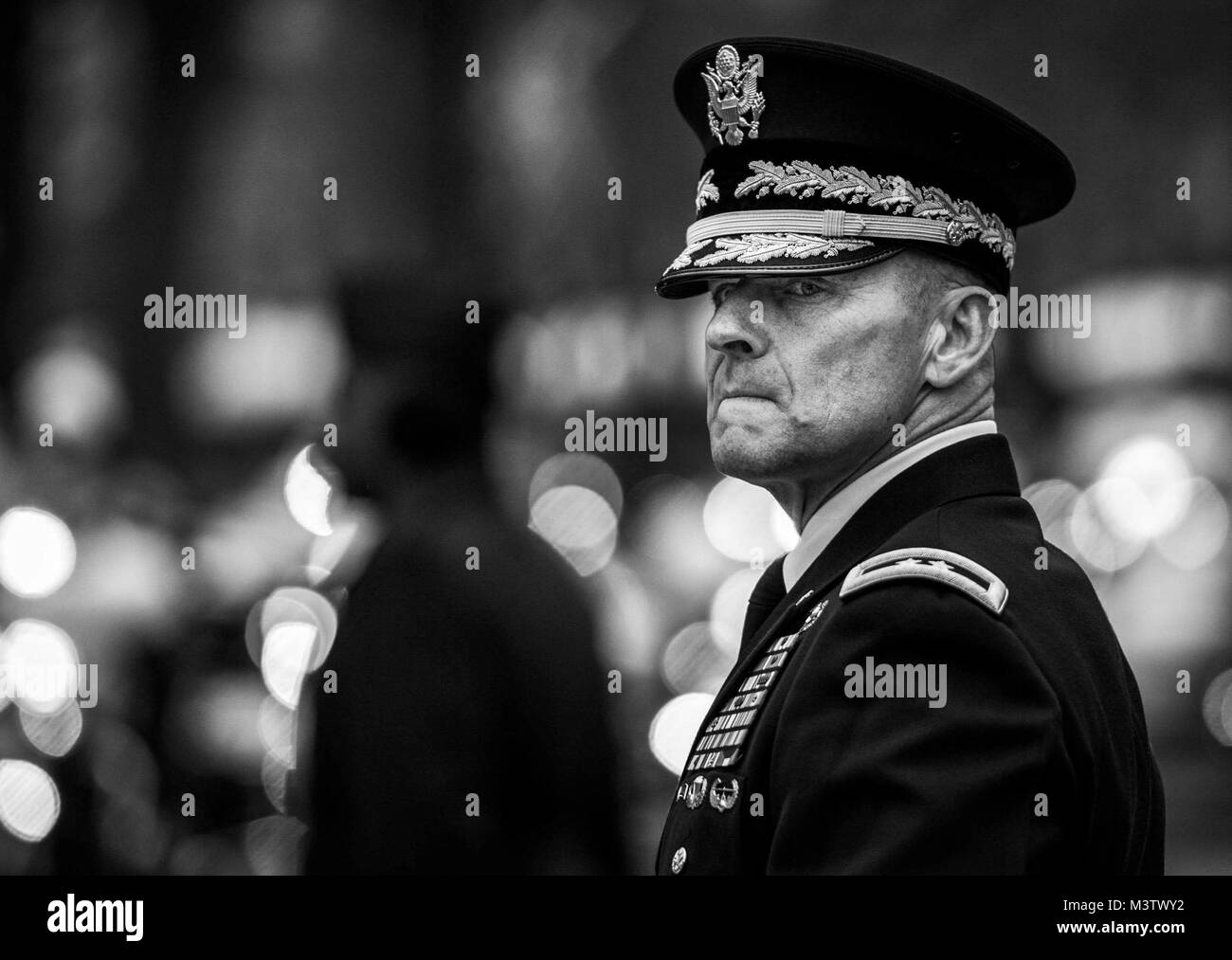 Us-Armee Generalmajor Bradley A. Becker, Joint Task Force National Capital Region kommandierender General, wartet, während die 58 Präsidentschafts-einweihung Parade in Washington, D.C., Jan. 20, 2017 das Kommando über die Presidential Escort. Mehr als 5.000 militärischen Mitgliedern aus über alle Niederlassungen der Streitkräfte der Vereinigten Staaten, einschließlich der Reserve und der National Guard Komponenten, sofern zeremoniellen Unterstützung und Verteidigung Unterstützung der zivilen Behörden bei der Eröffnungs-Periode. (DoD Foto von US Air Force Staff Sgt. Marianique Santos) 170120-D-NA 975-1619 durch AirmanMagazine Stockfoto