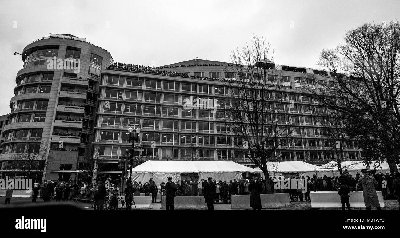 Die Zuschauer säumen die Straßen der 58 Präsidentschafts-einweihung in Washington, D.C., Jan. 20, 2017 zu beobachten. Mehr als 5.000 militärischen Mitgliedern aus über alle Niederlassungen der Streitkräfte der Vereinigten Staaten, einschließlich der Reserve und der National Guard Komponenten, sofern zeremoniellen Unterstützung und Verteidigung Unterstützung der zivilen Behörden bei der Eröffnungs-Periode. (DoD Foto von US Air Force Staff Sgt. Marianique Santos) 170120-D-NA 975-1637 durch AirmanMagazine Stockfoto