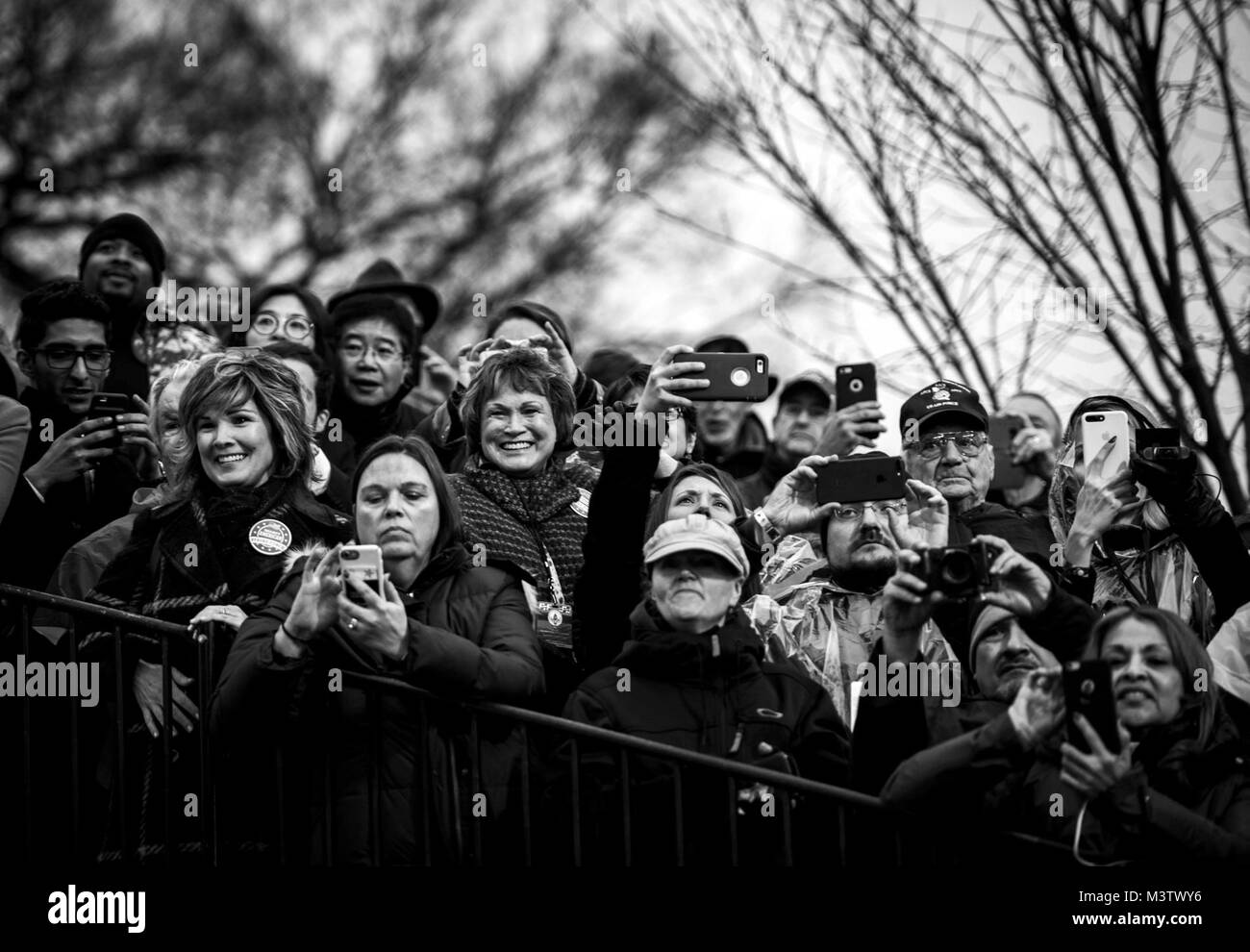 Zuschauer während der 58 Präsidentschafts-einweihung Parade in Washington, D.C., Jan. 20, 2017. Mehr als 5.000 militärischen Mitgliedern aus über alle Niederlassungen der Streitkräfte der Vereinigten Staaten, einschließlich der Reserve und der National Guard Komponenten, sofern zeremoniellen Unterstützung und Verteidigung Unterstützung der zivilen Behörden bei der Eröffnungs-Periode. (DoD Foto von US Air Force Staff Sgt. Marianique Santos) 170120-D-NA 975-1834 durch AirmanMagazine Stockfoto