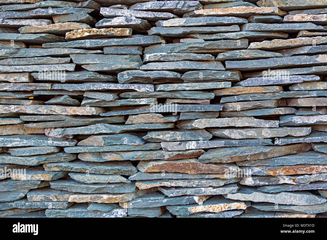 Mauer gebaut von ausgetrocknet Blaustein, ein gemeinsames Gebäude und architektonischen matierial. Stockfoto