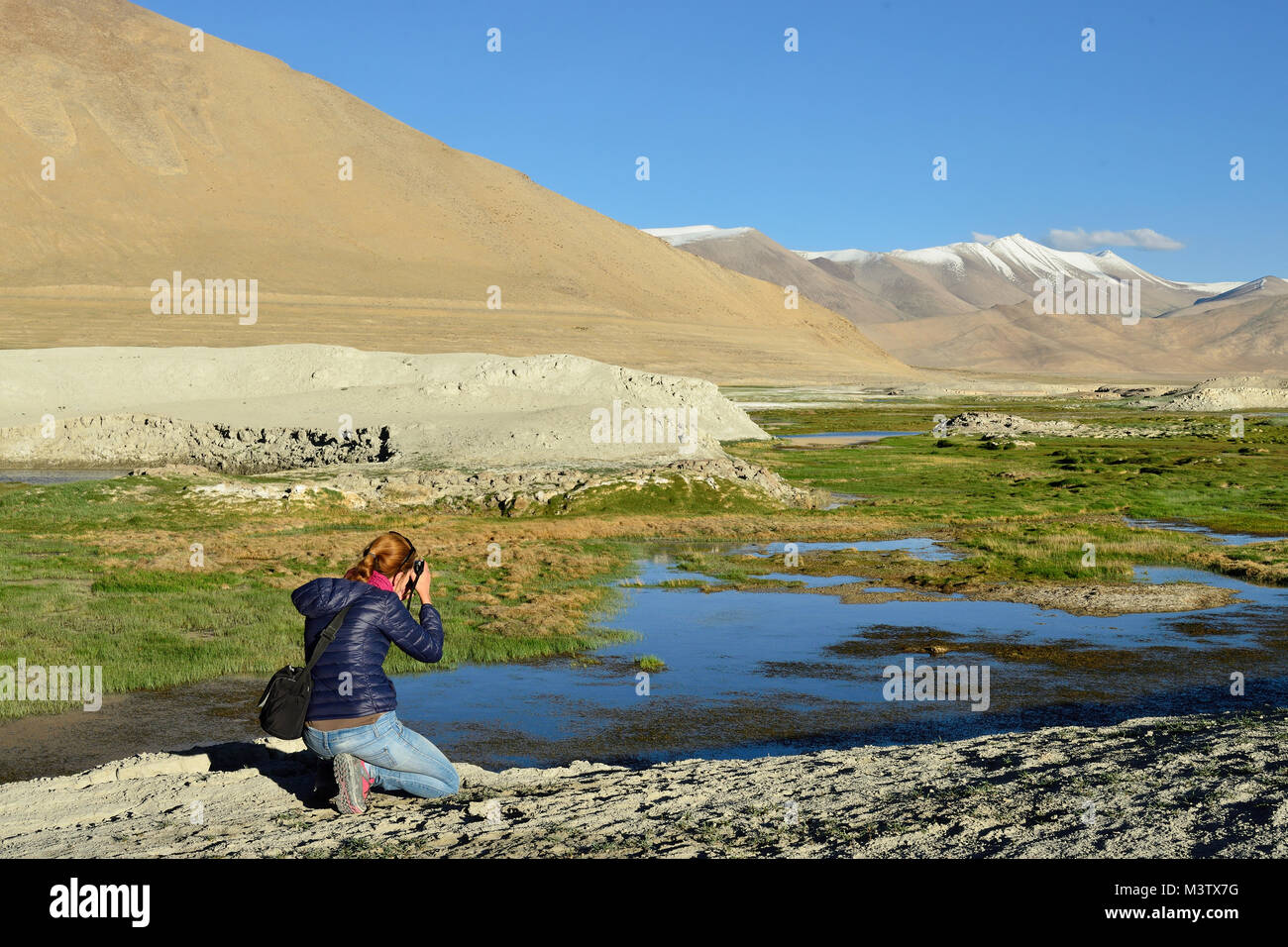 Fotografieren touristische die Tso Kar See im Karakorum, Leh, Indien. Diese Region ist ein Zweck der Motorrad Expeditionen von Indianern organisierten Stockfoto