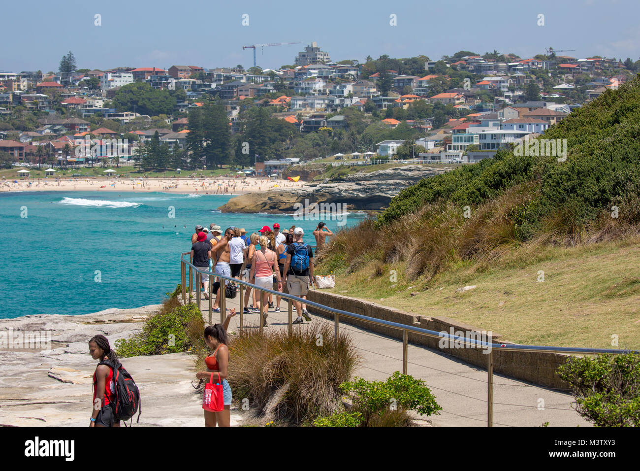 Menschen zu Fuß der Küste entlang zwischen Bondi Beach und Bronte Beach in Sydney den östlichen Vororten, New South Wales, Australien Stockfoto