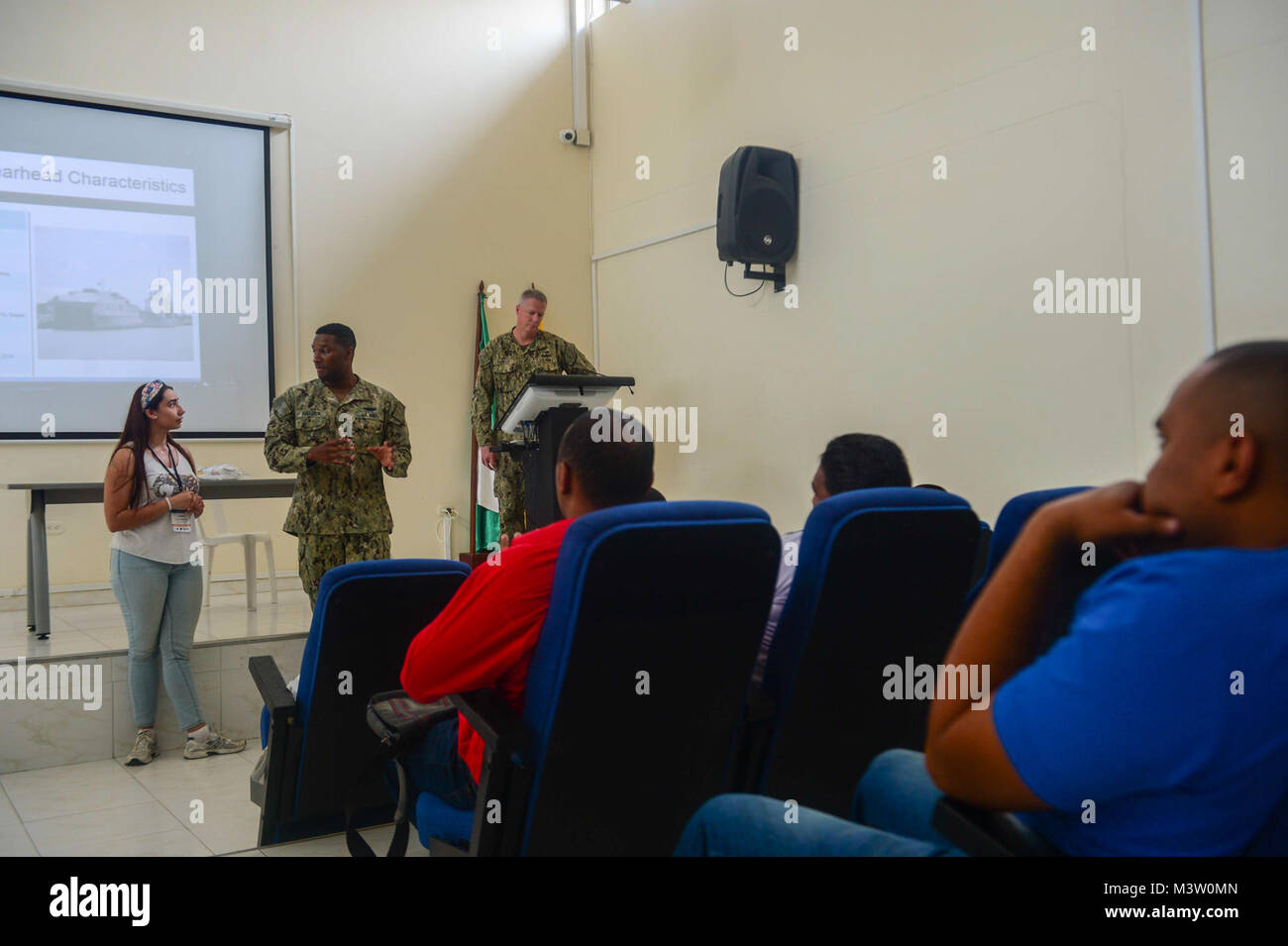 170323-N-YM 856-010 RIOACHA, Kolumbien, Kolumbien (23. März 2017) - Lt. j.g. Jhermayne Bullock (Center), Environmental Health Officer und heimisch in Chicago, gibt Insekten- ausbildung im Verlauf der weiteren Versprechen 2017 betragt (CP-17) Besuch Mayapo, Kolumbien. CP-17 ist ein US Southern Command - gefördert und U.S. Naval Forces Southern Command/USA Flotte - durchgeführt Einsatz zivil-militärische Operationen durchzuführen, einschließlich humanitärer Hilfe, Ausbildung Engagements und medizinische, zahnmedizinische und veterinärmedizinische Unterstützung in einer Bemühung, US-Unterstützung und Engagement in Zentral- und Südamerika zu zeigen. (U.S. Nav Stockfoto 170323-N-YM 856-010 RIOACHA, Kolumbien, Kolumbien (23. März 2017) - Lt. j.g. Jhermayne Bullock (Center), Environmental Health Officer und heimisch in Chicago, gibt Insekten- ausbildung im Verlauf der weiteren Versprechen 2017 betragt (CP-17) Besuch Mayapo, Kolumbien. CP-17 ist ein US Southern Command - gefördert und U.S. Naval Forces Southern Command/USA Flotte - durchgeführt Einsatz zivil-militärische Operationen durchzuführen, einschließlich humanitärer Hilfe, Ausbildung Engagements und medizinische, zahnmedizinische und veterinärmedizinische Unterstützung in einer Bemühung, US-Unterstützung und Engagement in Zentral- und Südamerika zu zeigen. (U.S. Nav Stockfoto