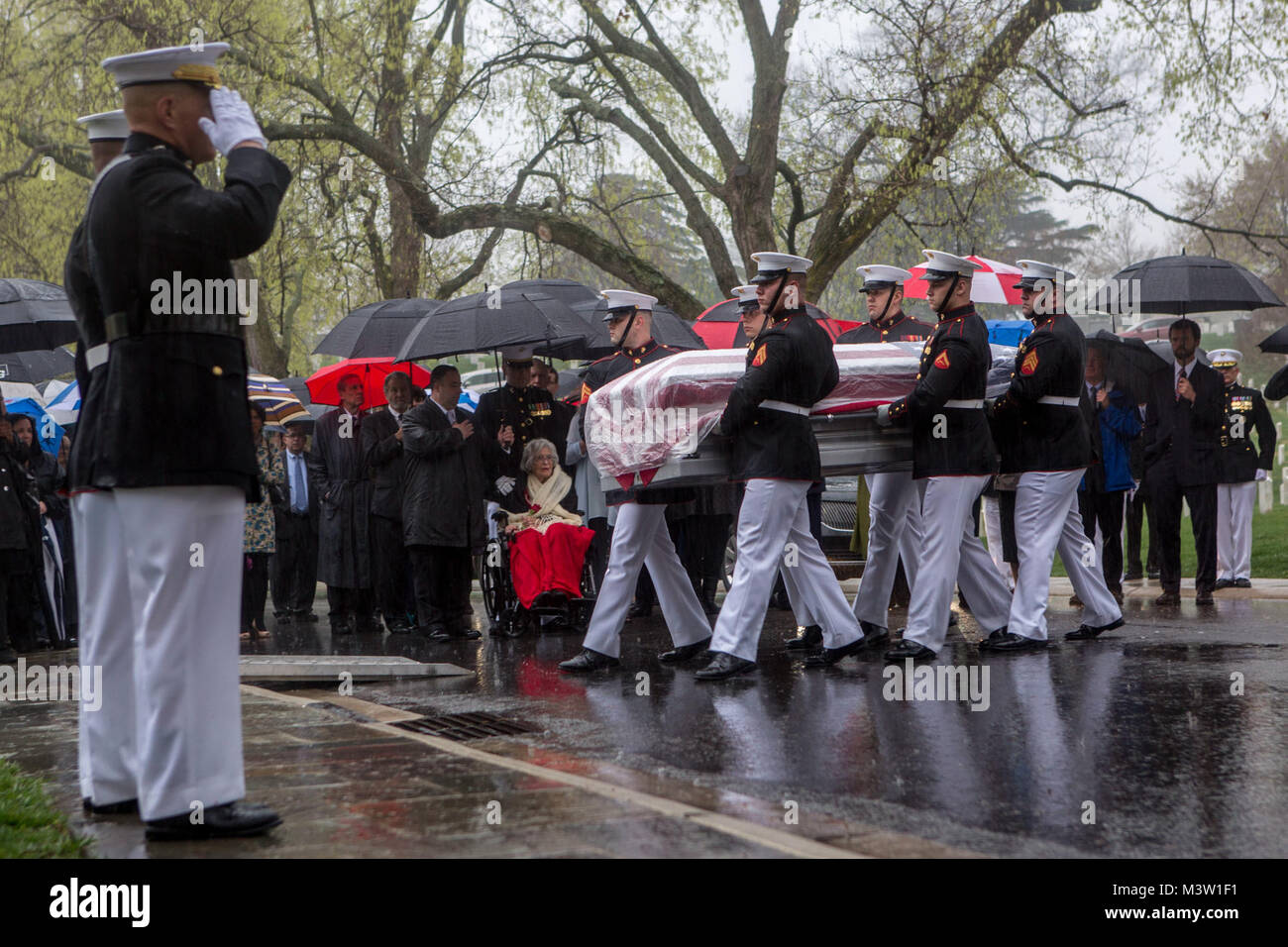 170406-M-MZ 762-0012 ARLINGTON, VA (6. April 2017) zum Befehlshaber der Marine Corp Gen. Robert B. Neller begrüßt als US-Marines zugeordnet Marine Barracks Washington die Überreste der pensionierten Marine Oberst John Glenn jr., während seiner Beerdigung Entladen auf dem Arlington National Cemetery in Arlington, Virginia. Glenn vom 8. Dezember 2016 verabschiedet und ein US-Marine Piloten, 149 Einsätze während des Zweiten Weltkrieges und des Koreakrieges flog. Er wurde später ein NASA-Astronaut und war der erste Mann, der die Erde an Bord der "Friendship 7" im Jahr 1962 zu. Anschließend wurde er in den US-Senat für den Staat Ohio 1974 gewählt Stockfoto