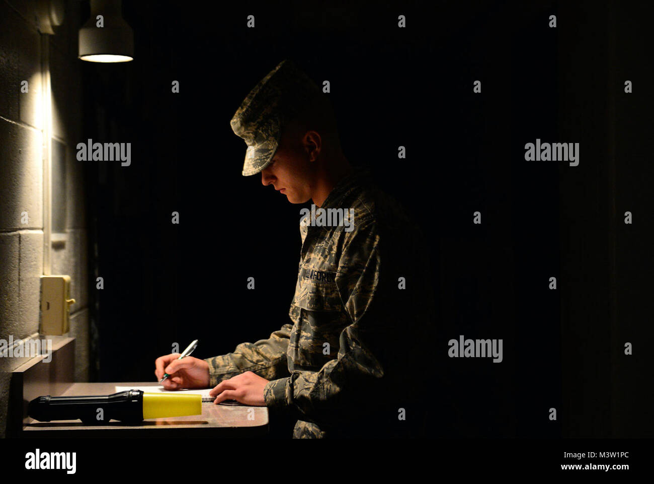 Trainee Joshua Logan führt Fire Guard überprüft in seinem fünften Woche der Grundausbildung. Während der nachtstunden von BMT, Auszubildende Feuer Wache in 2-Stunden-Schichten drehen. (U.S. Air Force Foto/Staff Sgt. Vernon Junge jr.) Basic 015 durch AirmanMagazine Stockfoto