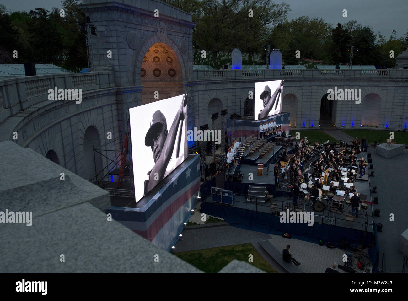 Legendären Baseballspieler Jackie Robinson's Bild erscheint auf den Bildschirmen schmücken die Frauen im militärischen Service für Amerika Memorial während der U.S. Army Band "Pershing-eigenen "Konzert" Ein Abend mit Helden und Voices" in Washington, D.C., 19. April 2017. Showeinlagen weiter 19:30 Uhr April 21. und 22. (Departement für Verteidigung Foto von EJ Hersom) 170419 - D-DB 155-004 von DoD News Fotos Stockfoto