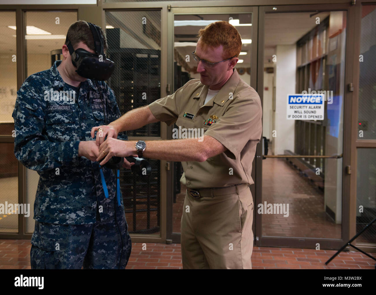 BANGOR, Washington (27. April 2017) Lt. CMdR Chris Keithley, Recht, Valparaiso, Indiana, Commander, Submarine Force, US-Pazifikflotte zugewiesen zeigt Sonar Techniker 1. Klasse Greg Goldsberry, von Spokane, Washington, zugewiesen an die Blue Crew von ballistischen Raketen Ohio-Klasse-u-Boot USS Louisiana (SSBN-743) wie die HTC Vive verwenden virtual-Reality-Kopfhörer während der Innovation Lab (iLab) Roadshow an Trident Training Facility Bangor statt. Der iLab, die Naval Submarine Training Center Pacific in Pearl Harbor, Hawaii, befindet ist eine Initiative gestartet, um die schnelle Devel Sporn Stockfoto