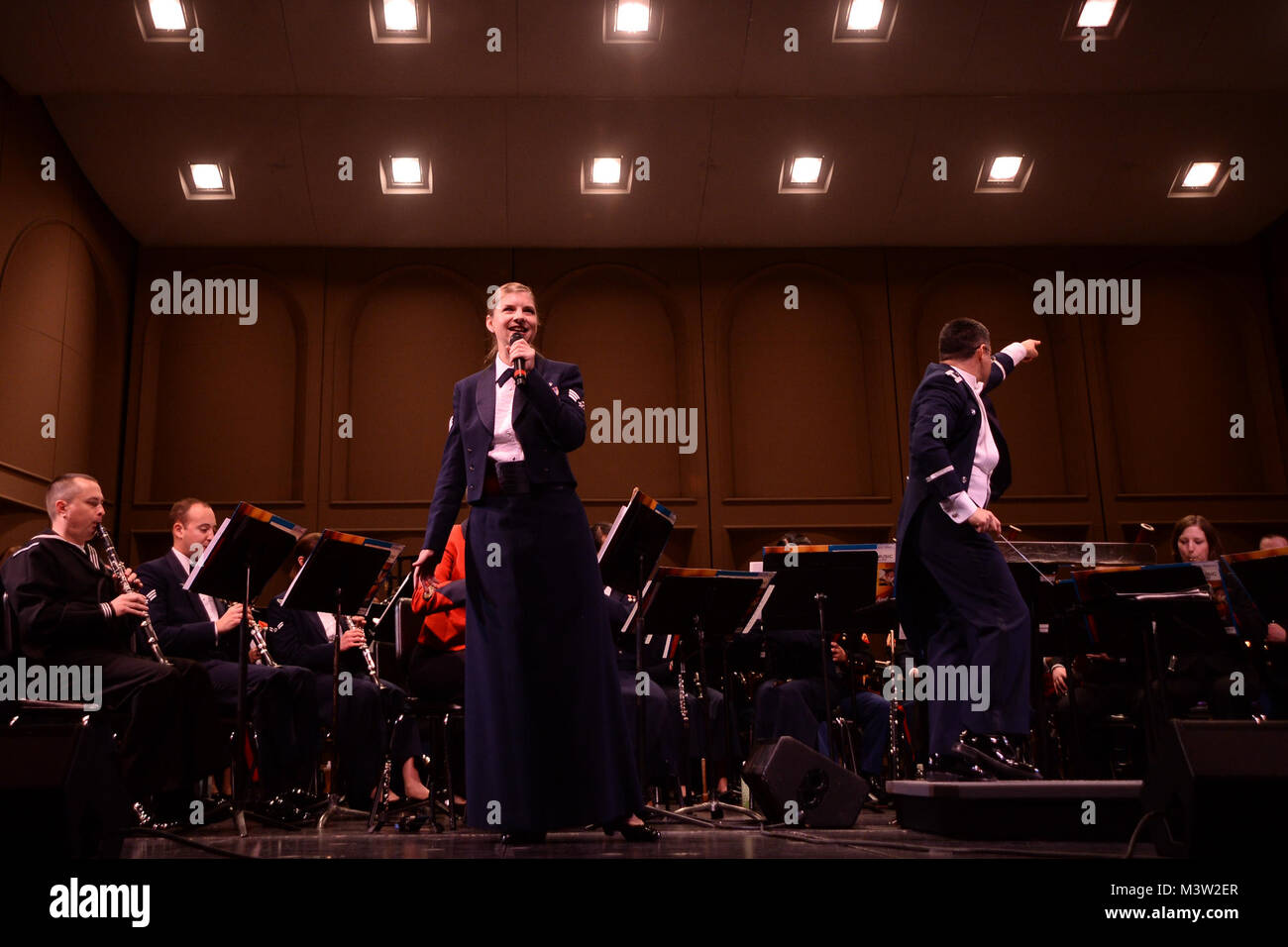 170429-N-VH 385-154 Bremerton, Washington (29. April 2017) - US Air Force Senior Airman Michelle Doolittle, von Santa Cruz, Kalifornien, singt ein Lied aus dem Spiel 'Oz' während der jährlichen Internationalen militärischen Band Konzert (IMBC-) in Bremerton High School. Mitglieder der Marine Band Nordwesten, US Air Force Band des Goldenen Westen, die ich Corps Army Band, US Marine Corps Forces Pacific Band und die kanadische Band des fünfzehnten Field Artillery Regiment versammelt für die 26. jährlichen IMBC-, mit internationalen Bands zu versammeln und zusammen für das Publikum im gesamten Pazifikraum noch durchführen. Stockfoto