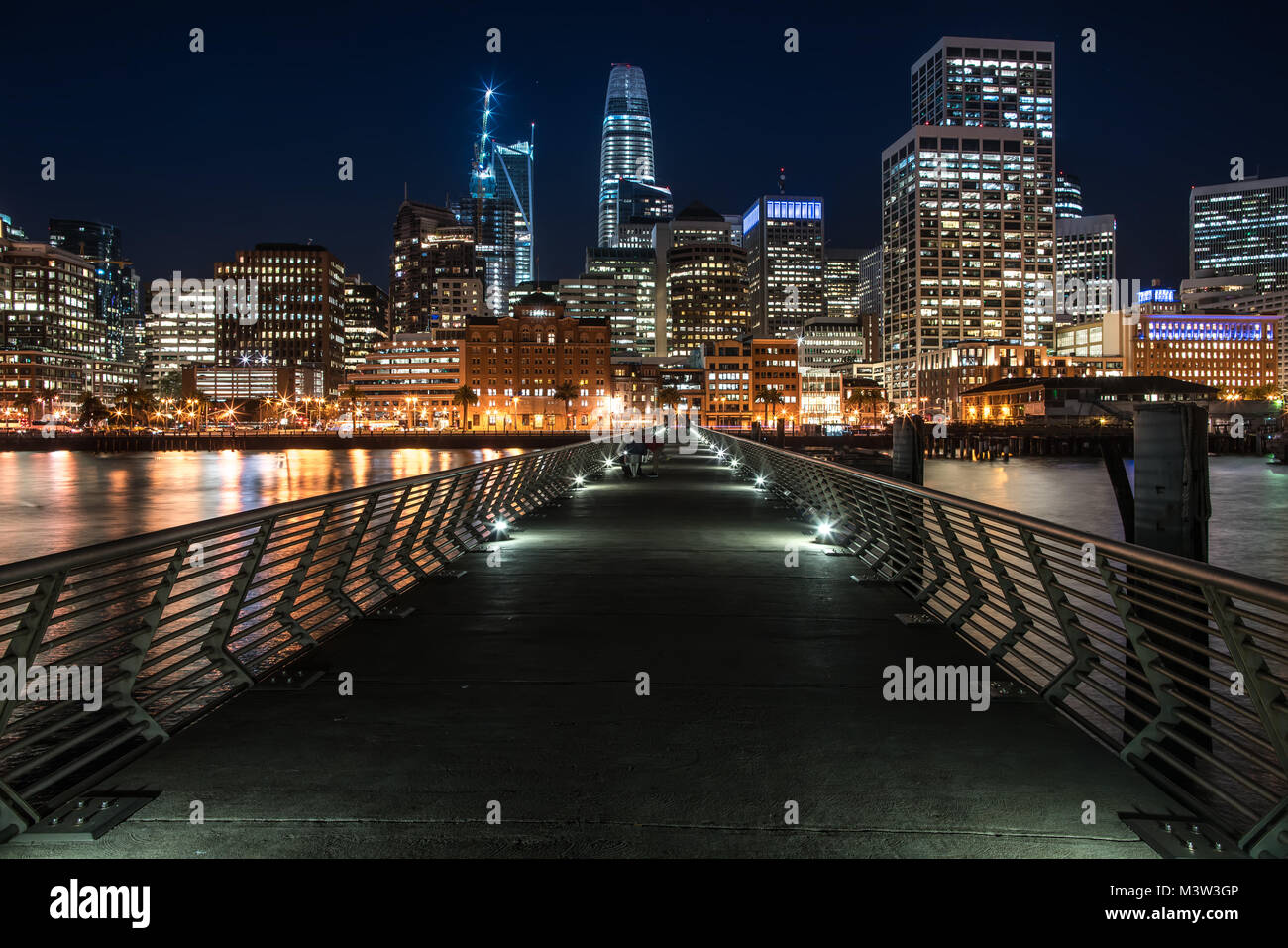 Wundervolle Nacht beleuchtete Stadtbild von San Francisco in Kalifornien, USA. Panoramablick auf die lange Belichtung Foto. Horizontale. Stockfoto