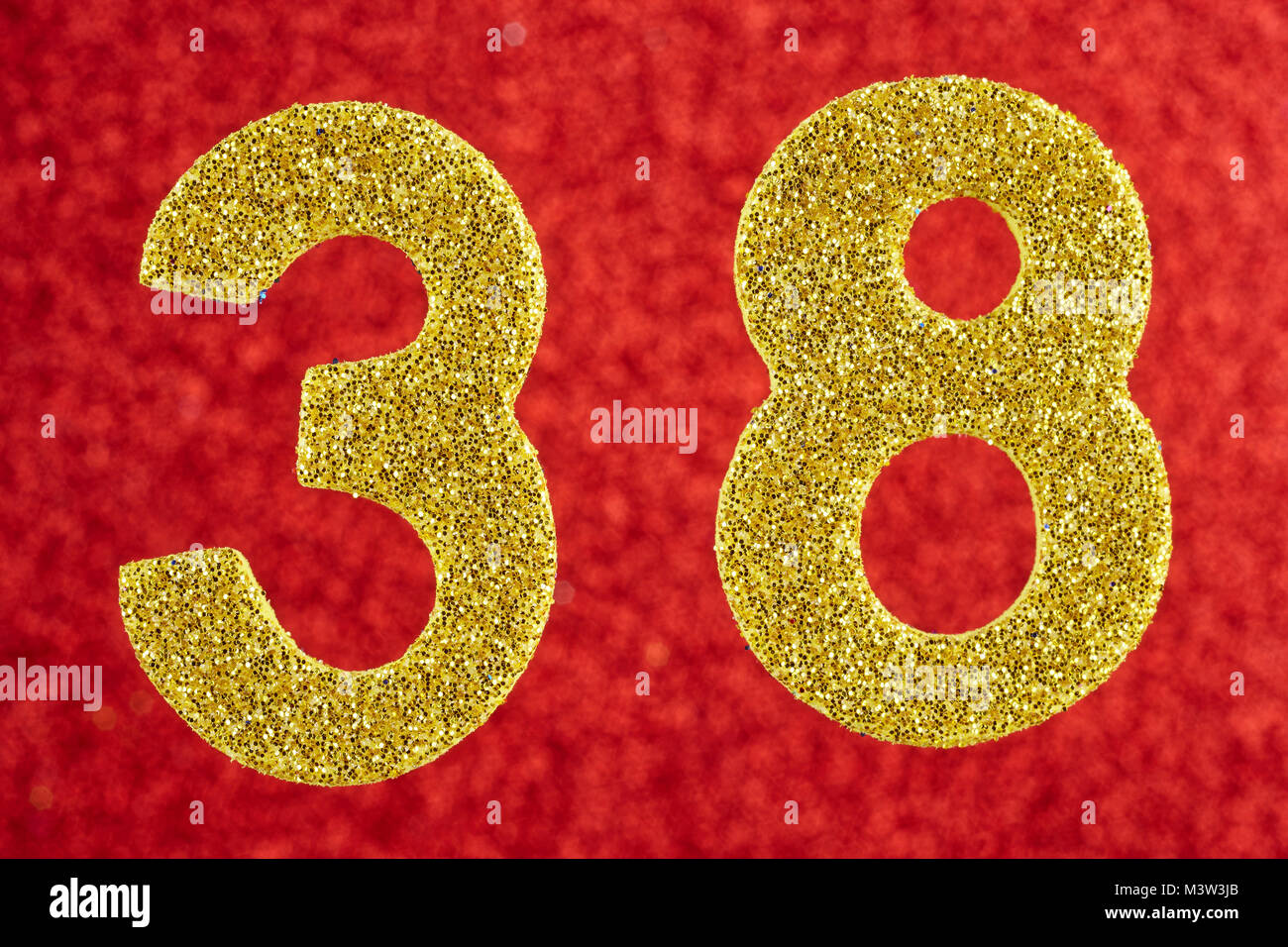 Nummer 38 Gold Farbe auf einem roten Hintergrund. Jubiläum. Horizontale Stockfoto