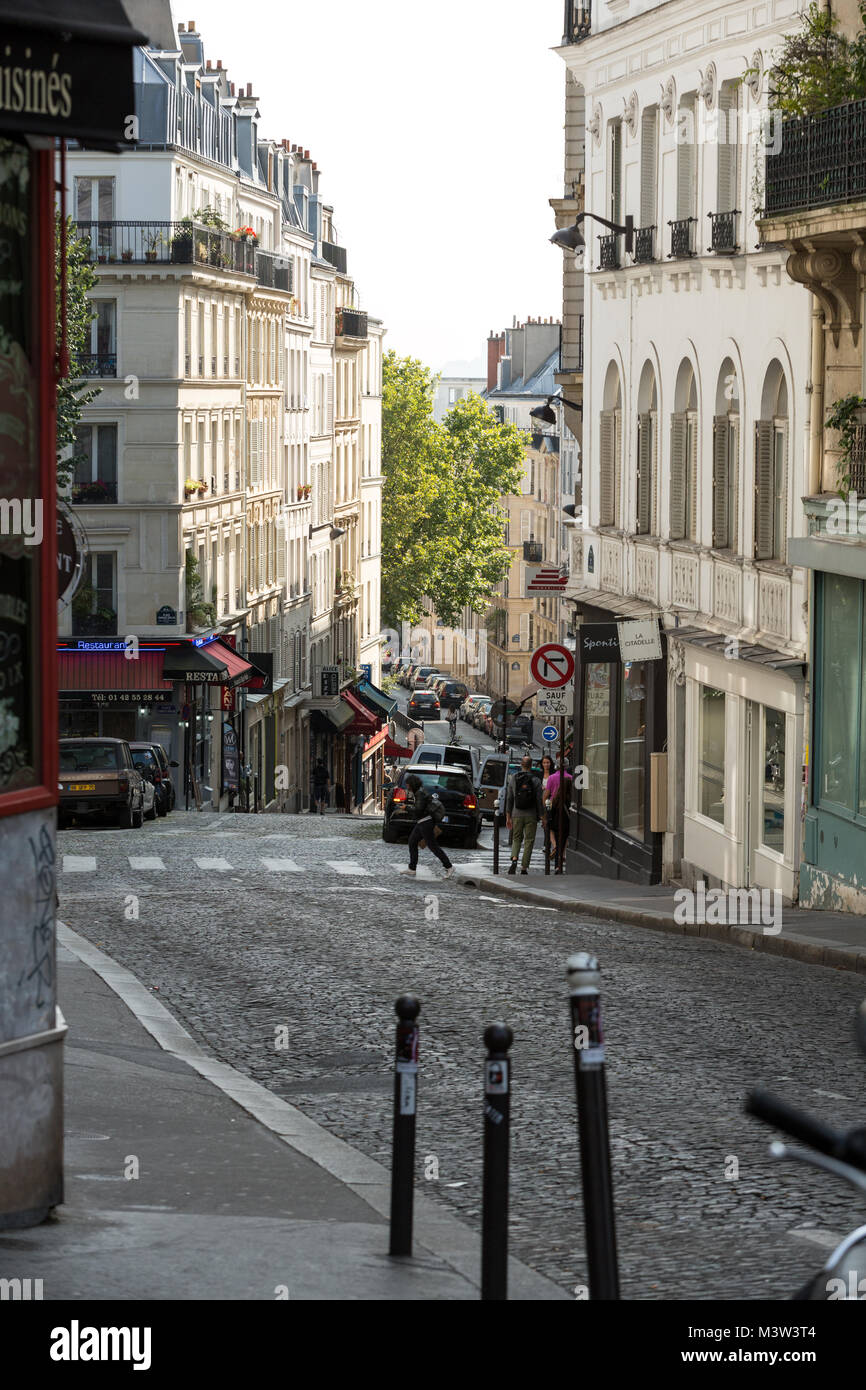 Montmartre in Paris. Montmartre ist die beliebtesten Ausflugsziele in Paris, hat viele gemütliche Cafes, Restaurants, Bistros, Clubs und künstlerischen Stu Stockfoto