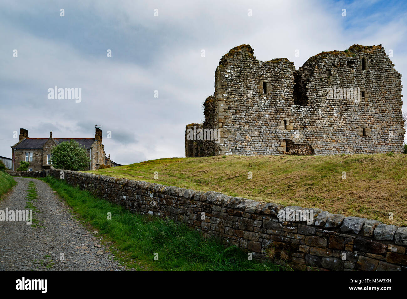 Ruinen von Thirlwall Castle und Ferienhaus aus Stein, in der Nähe von Greenhead, Northumberland, England, Vereinigtes Königreich Stockfoto