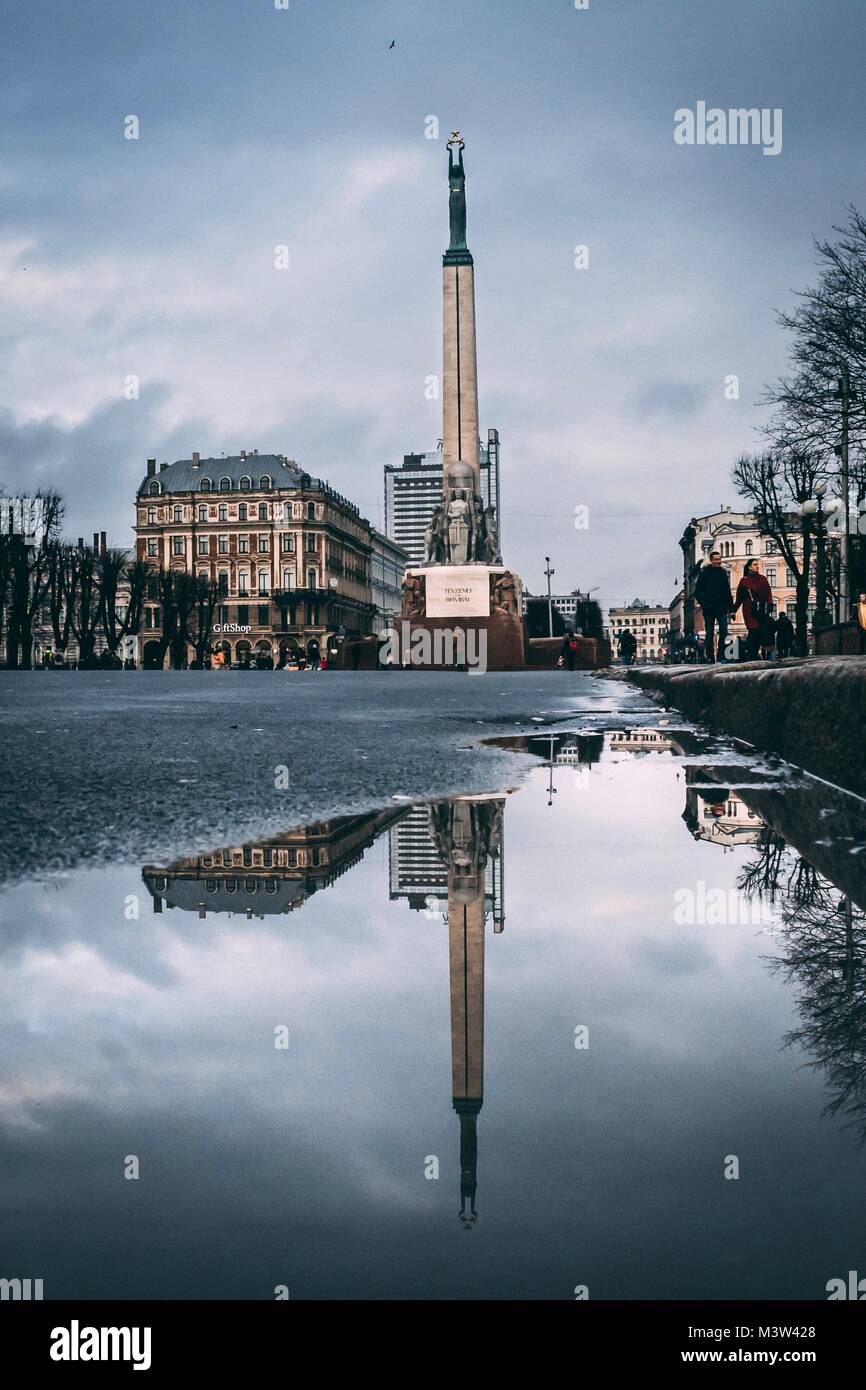 Das Freiheitsdenkmal mit Wasser Reflexion in Riga, Lettland Stockfoto