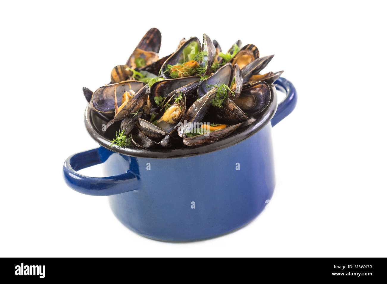 Muscheln in einem blauen Keramik Topf auf einem weißen Hintergrund. Gesunde Ernährung Konzept. Mediterranen Lebensstil. Stockfoto