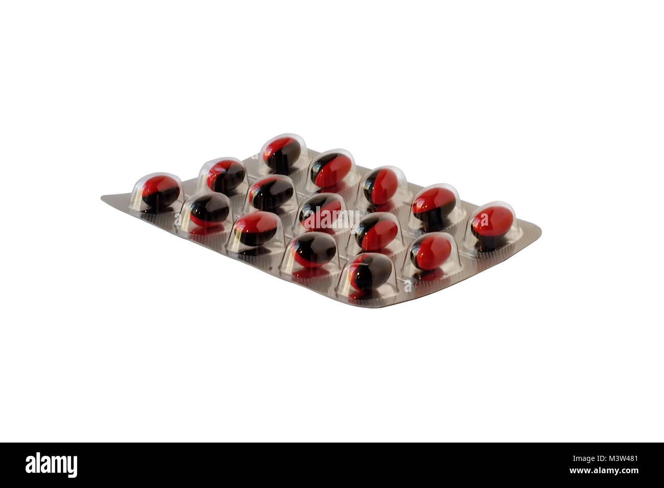 Rote Pillen in einem Blister auf weißem Hintergrund Stockfoto