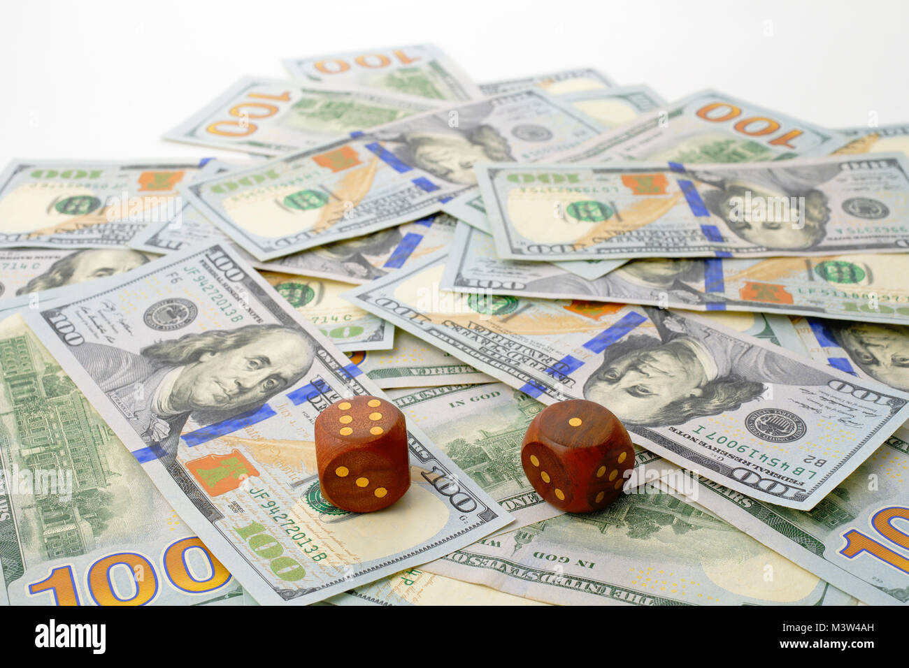 Einhundert Dollar Banknoten, zwei Lucky Dice. Konzept der Spiel und Glück. Stockfoto