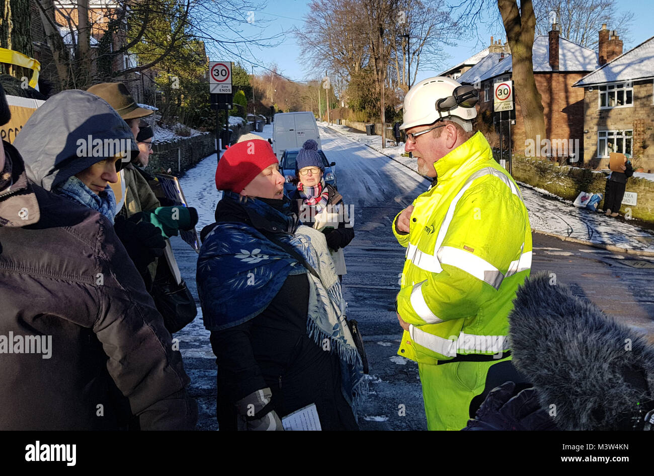 Amey Account Director Darren Butt (rechts) im Gespräch mit Demonstranten vor, die neben einem seltenen Huntingdon Ulme auf Chelsea Straße in Sheffield, der Ulmensterben überlebt zu haben sind. Stockfoto