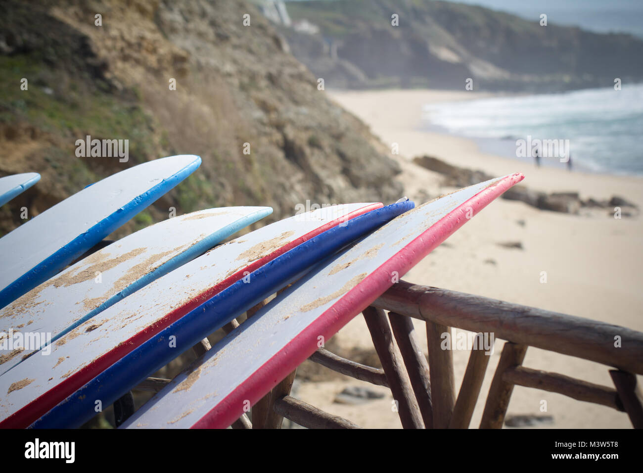 Surfbretter am Strand Stockfoto
