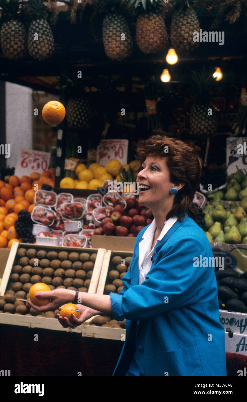 Britische Sängerin Helen Shapiro jonglieren mit Apfelsinen, die während der Produktion von Albion Markt für ITV 1985 Stockfoto