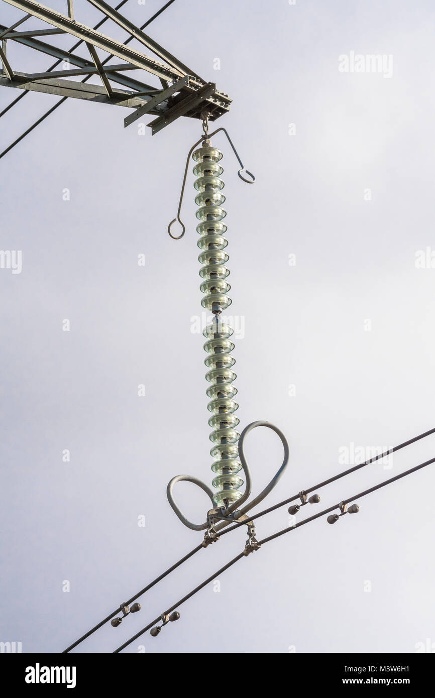 275 K.V. Freileitung mit Glas Isolatoren. Stockfoto