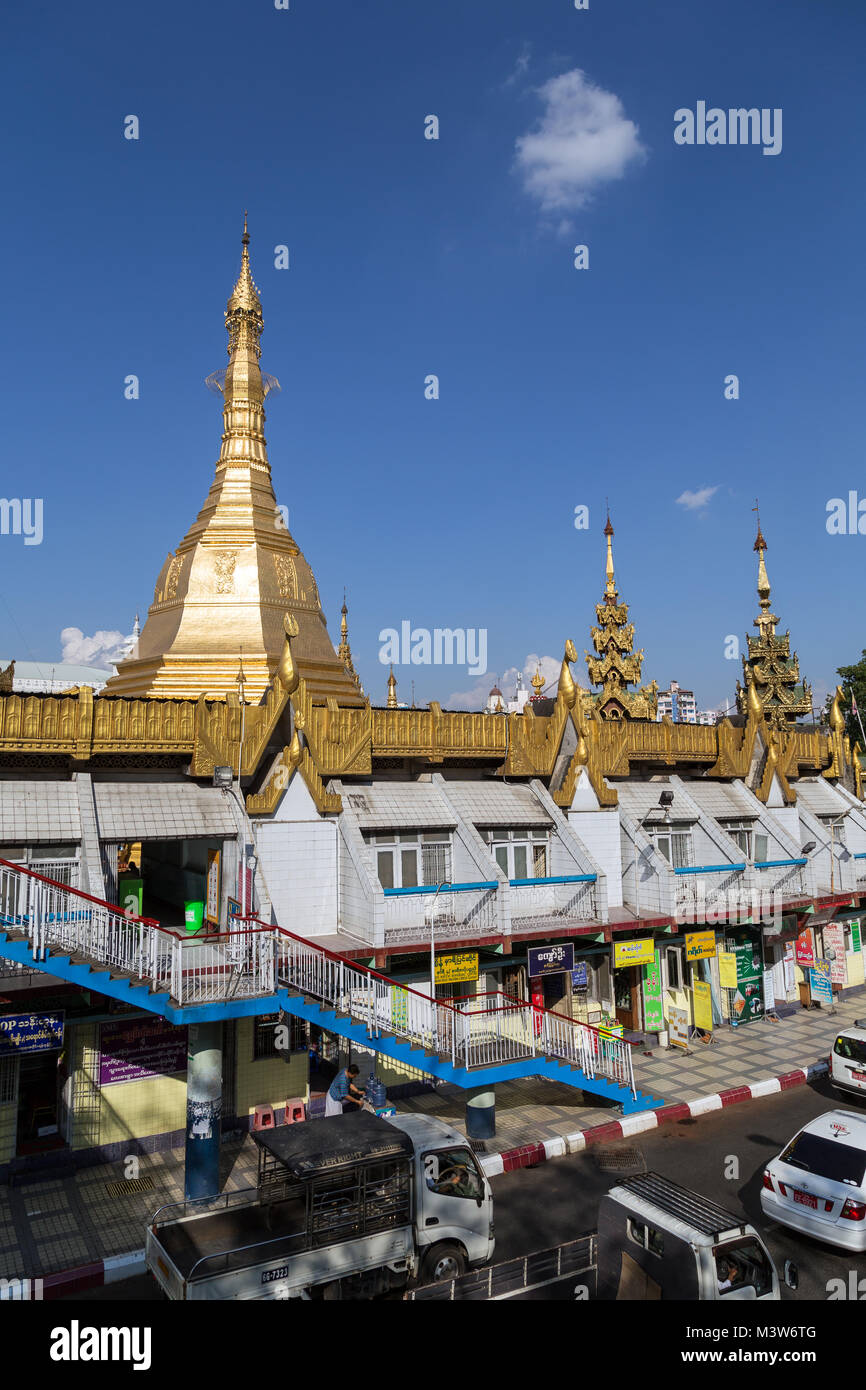 Vergoldet Sule Pagode in der Innenstadt von Yangon, Myanmar, an einem sonnigen Tag. Stockfoto