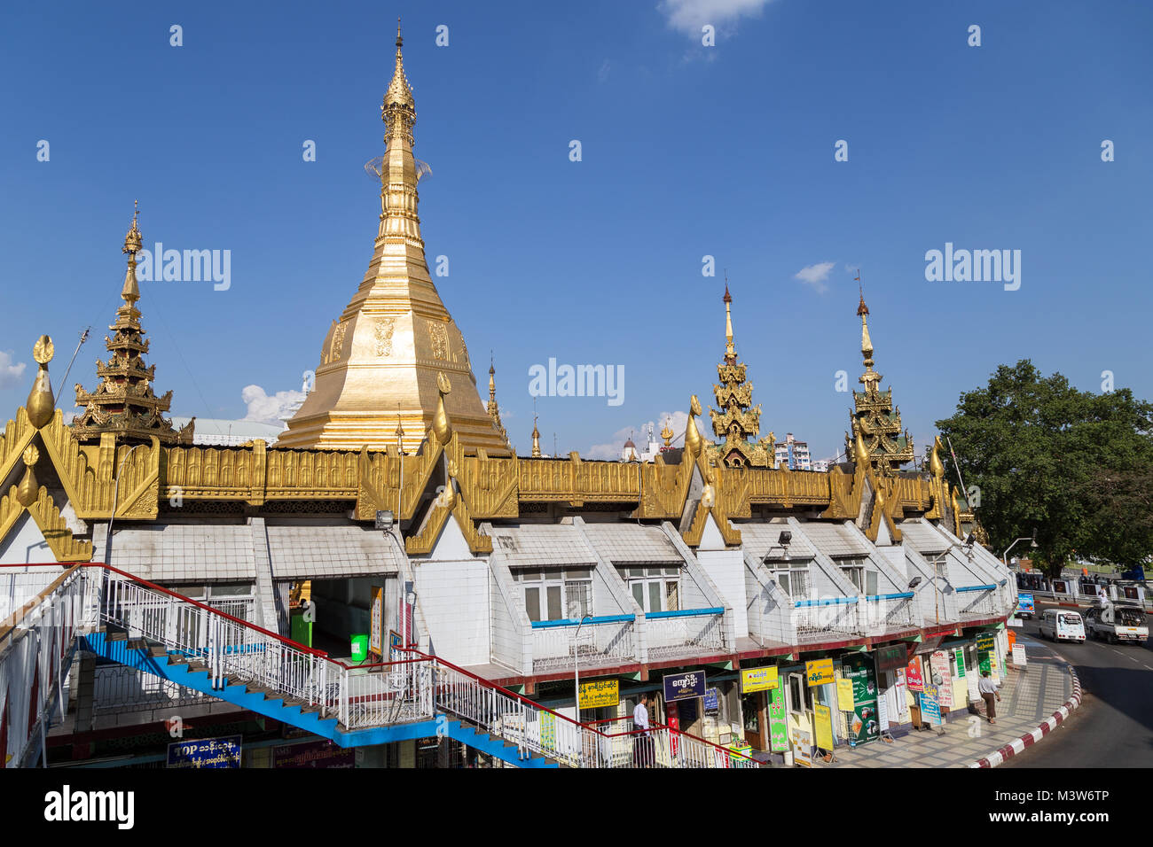 Vergoldet Sule Pagode in der Innenstadt von Yangon, Myanmar, an einem sonnigen Tag. Stockfoto