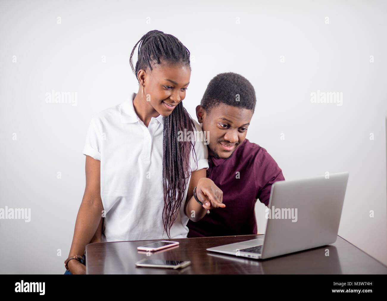 Schwarze Mädchen sitzen vor dem Laptop s Suchen auf dem Bildschirm Stockfoto