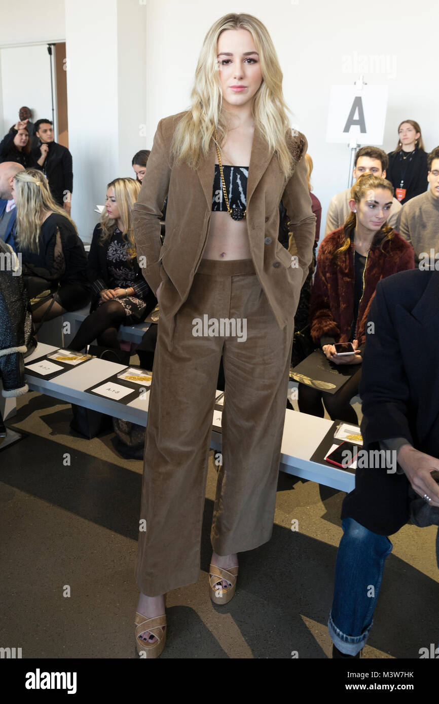 New York, NY - Februar 8, 2018: Chloe Lukasiak besucht Landebahn für Mittag von Noor Sammlung während der New York Fashion Week Herbst/Winter 2018 Frühjahr Studios Stockfoto