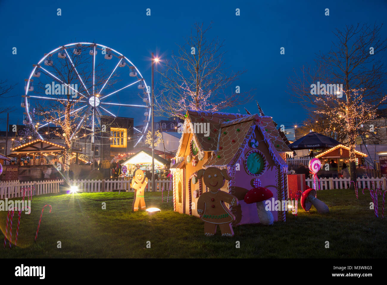 Weihnachtsmarkt und Riesenrad, Eyre Square, Galway City, County Galway, Irland. Stockfoto