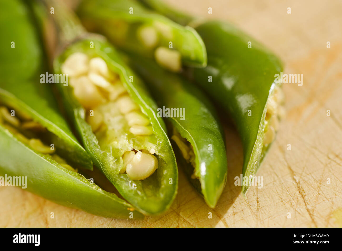 Gehackte Stücke von Thai Vogel Pfeffer, eine Heftklammer Zutat in Südostasien Stockfoto